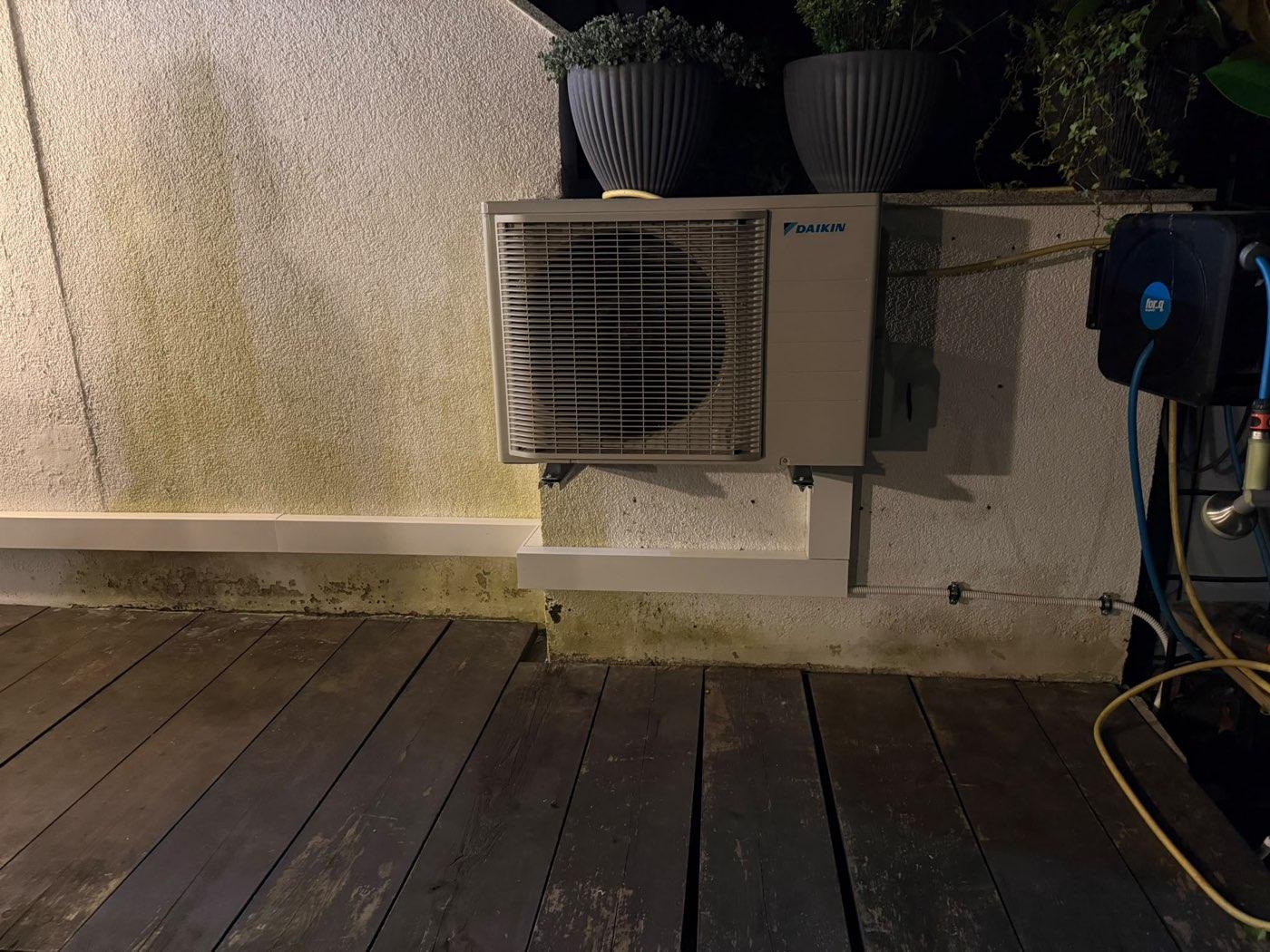 Außeneinheit · Terrassenmontage — Daikin, sauber an der Wand platziert
